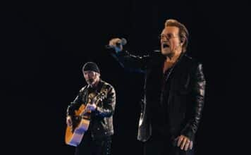 Bono faz homenagem a líder da oposião russa durante show do U2