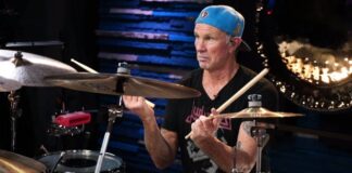 Chad Smith, do Red Hot Chili Peppers, faz gracinhas ao tocar "Otherside"