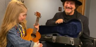 Emocionante: Eddie Vedder presenteia garota com ukulele que fica encantada pelo instrumento