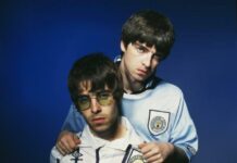 Noel Gallagher e Liam Gallagher, do Oasis, com uniformes do Manchester City