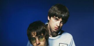 Noel Gallagher e Liam Gallagher, do Oasis, com uniformes do Manchester City