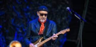 Pete Townshend tocando guitarra com The Who em 2023
