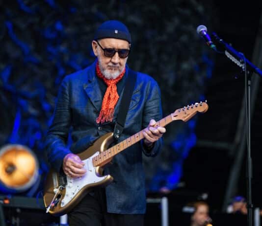 Pete Townshend tocando guitarra com The Who em 2023