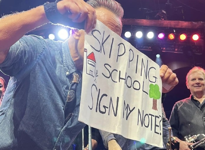 Ícone: Bruce Springsteen assina bilhete para justificar falta de aluna que foi ao seu show