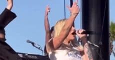 Kesha troca letra de TikTok no Coachella e manda recado para Diddy