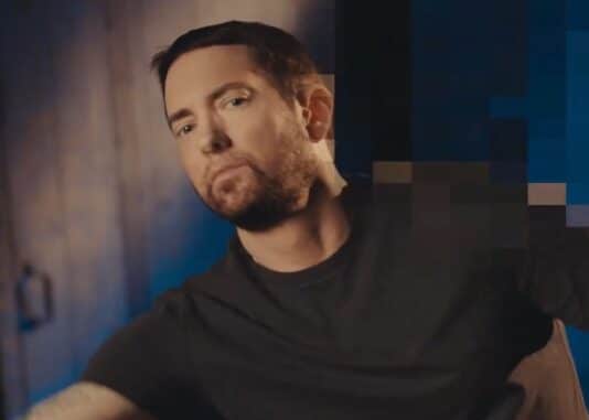 Eminem em anúnico do disco "The Death of Slim Shady"