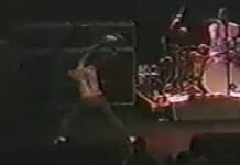 Flea, do Red Hot Chili Peppers, quebrando baixo no palco