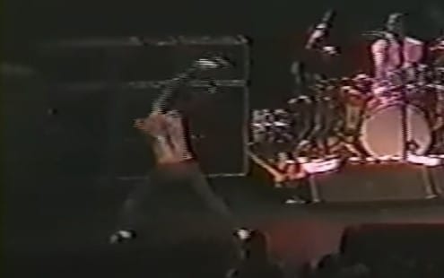 Flea, do Red Hot Chili Peppers, quebrando baixo no palco