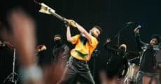 Músico cancela show no Coachella após críticas por quebrar guitarra no palco