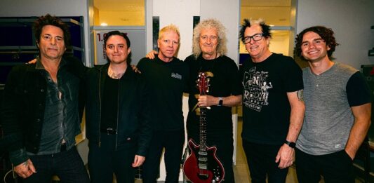 Brian May (Queen) se une ao The Offspring em performance sensacional de clássicos; veja